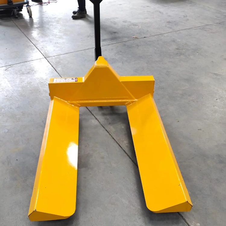 Wie vermeidet man Verformung und Abrieb beim Rollenhandling? Der neue Trolley mit gebogener Gabel sticht heraus