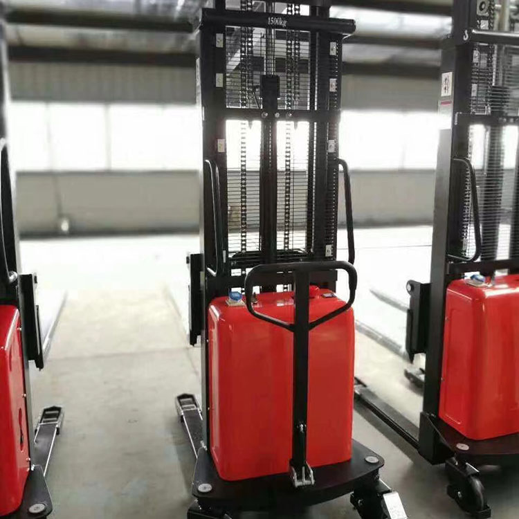 Halbelektrischer Stapler